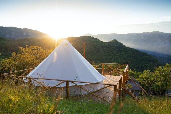 Camping chic et nature : Quels sont les meilleurs endroits pour une expérience de luxe en plein air ?